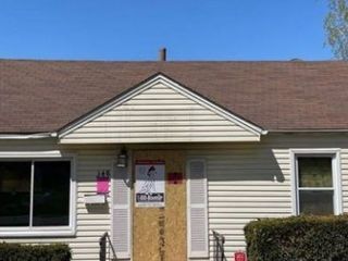 Foreclosed Home - 348 E NETTLETON AVE, 64050