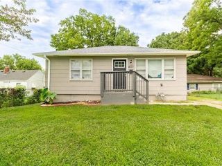 Foreclosed Home - 407 S HOCKER AVE, 64050