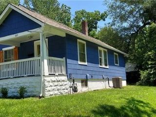 Foreclosed Home - 1015 S COTTAGE ST, 64050