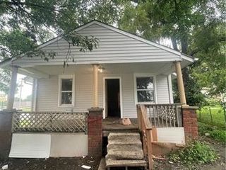 Foreclosed Home - 1116 S WOODLAND AVE, 64050
