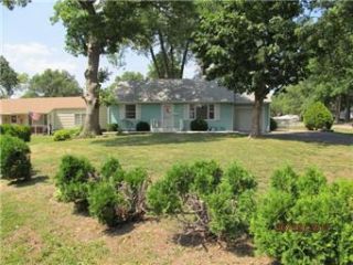 Foreclosed Home - 10820 E 20TH ST S, 64052