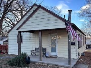 Foreclosed Home - 10007 E 15TH ST S, 64052