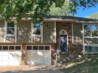 Foreclosed Home - 1404 N AZTEC AVE, 64056