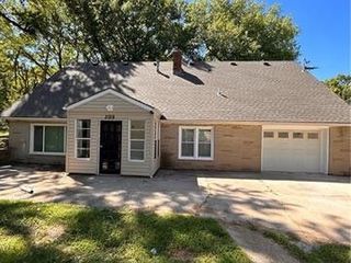 Foreclosed Home - 2019 N HINES RD, 64058