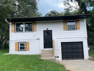 Foreclosed Home - 1517 N GERONIMO DR, 64058