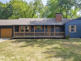 Foreclosed Home - 311 SW LAKEVIEW BLVD, 64063