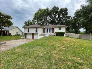 Foreclosed Home - 303 NW MOORE ST, 64081