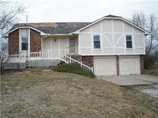 Foreclosed Home - 810 W HUBACH HILL RD, 64083