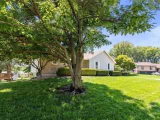 Foreclosed Home - 1509 NE WESTWIND DR, 64086