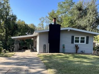 Foreclosed Home - 916 ANDERSON ST, 64093