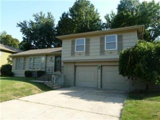 Foreclosed Home - 517 W COUNTRY LN, 64114