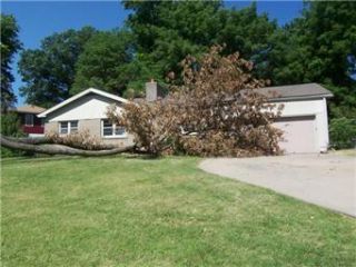Foreclosed Home - 3908 NE WEST PARK DR, 64116