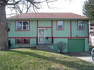 Foreclosed Home - 2413 E 10TH ST, 64127