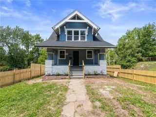Foreclosed Home - 4100 CHESTNUT AVE, 64130