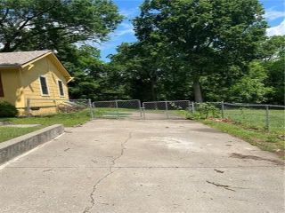 Foreclosed Home - 4525 SPRUCE AVE, 64130