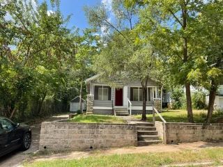 Foreclosed Home - 5008 OLIVE ST, 64130