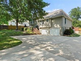 Foreclosed Home - 5113 NW COVES DR, 64151
