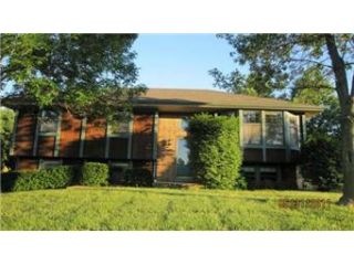 Foreclosed Home - 1107 NE COOKINGHAM DR, 64155