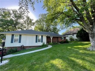 Foreclosed Home - 4317 HILLCREST DR, 64506
