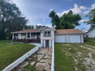 Foreclosed Home - 513 W 7TH ST, 65711