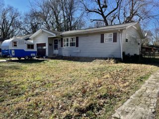 Foreclosed Home - 701 S WARREN AVE, 65802