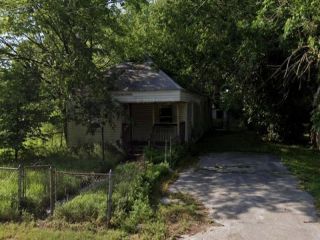 Foreclosed Home - 2127 W WALL ST, 65802