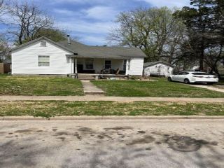 Foreclosed Home - 715 E PACIFIC ST, 65803