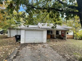 Foreclosed Home - 2102 S GLENDALE AVE, 65804
