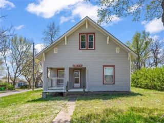 Foreclosed Home - 1120 E 7TH ST, 66067