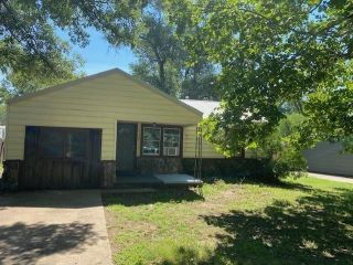 Foreclosed Home - 910 N LINCOLN ST, 67013