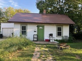 Foreclosed Home - 623 W LOCUST AVE, 67042