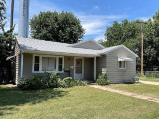 Foreclosed Home - 1016 WALNUT ST, 67058