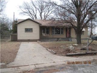 Foreclosed Home - 135 N CIRCLE DR, 67123