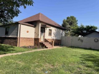 Foreclosed Home - 815 W 7TH ST, 67152
