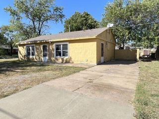 Foreclosed Home - 621 W 16TH ST, 67152