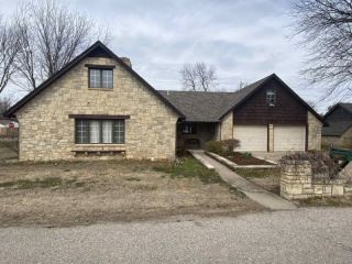 Foreclosed Home - 1704 COTSWOLD LN, 67156