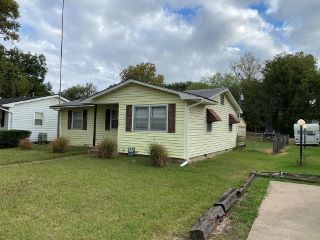 Foreclosed Home - 1209 W 1ST ST, 67337