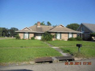Foreclosed Home - 3738 REDLANDS DR, 70814