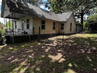 Foreclosed Home - 711 N PINE ST, 72126