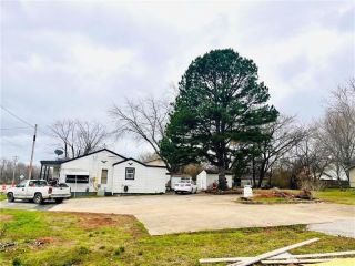 Foreclosed Home - 1009 S HAPPY HOLLOW RD, 72701