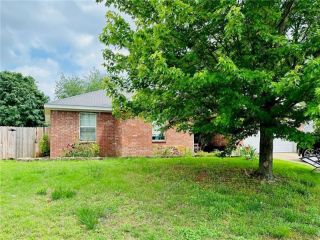 Foreclosed Home - 1504 N GENOA AVE, 72704