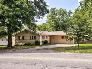 Foreclosed Home - 1411 W OAK ST, 72758