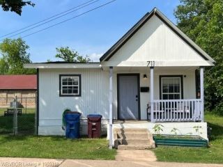 Foreclosed Home - 711 N I ST, 72901