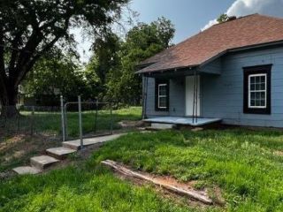Foreclosed Home - 202 W ILLINOIS AVE, 73018