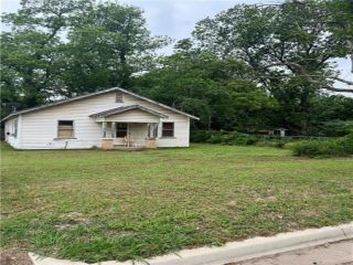 Foreclosed Home - 501 S CHERRY ST, 73075