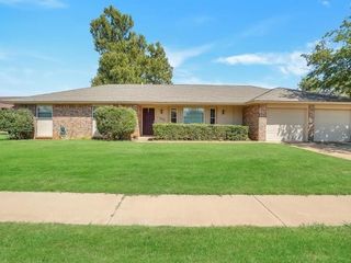 Foreclosed Home - 1200 CANTERBURY BLVD, 73521