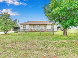 Foreclosed Home - 901 E TYLER ST, 73554