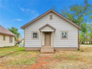 Foreclosed Home - 301 N 9TH ST, 73601