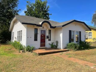 Foreclosed Home - 206 W 7TH ST, 73632