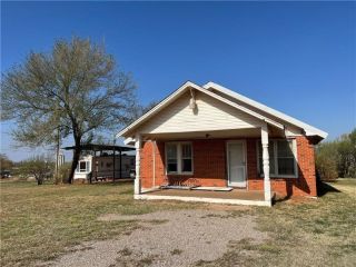 Foreclosed Home - 1002 WHITESHIELD ST, 73650